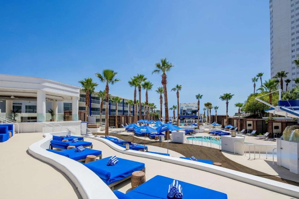 Tropicana Las Vegas a DoubleTree by Hilton Resort & Casino - Free Parking